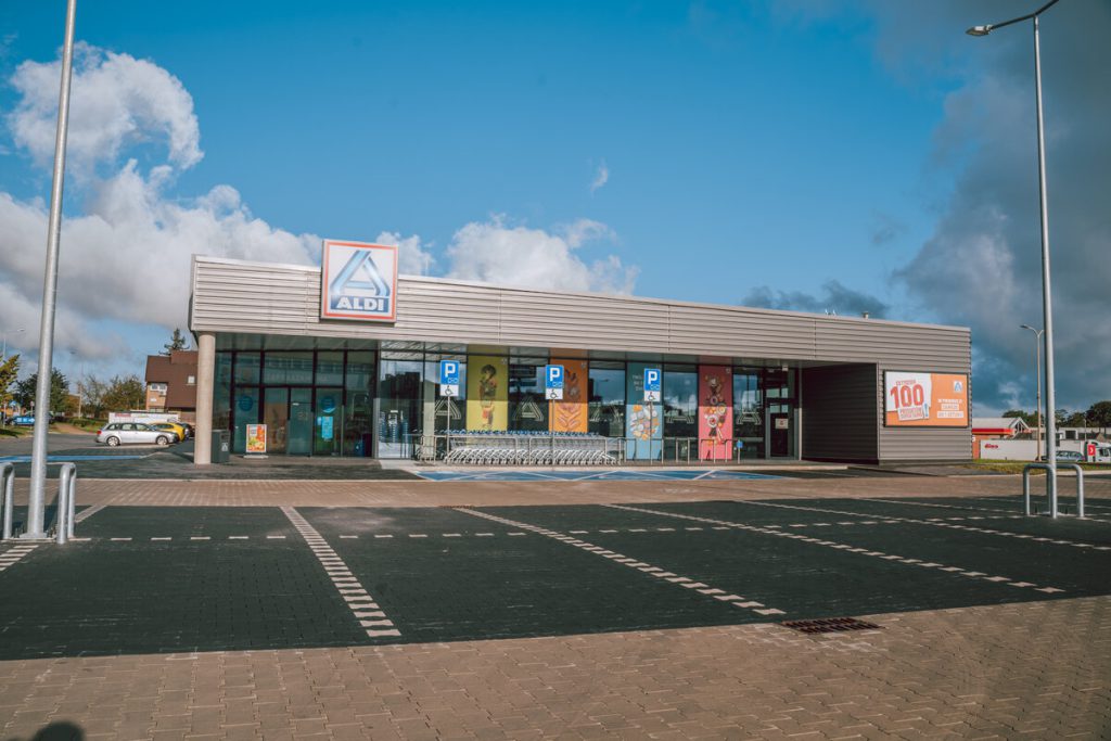 Budynek handlowy sieci ALDI wraz z aranżacją części zewnętrznej inwestycji zlokalizowany w Lubinie.