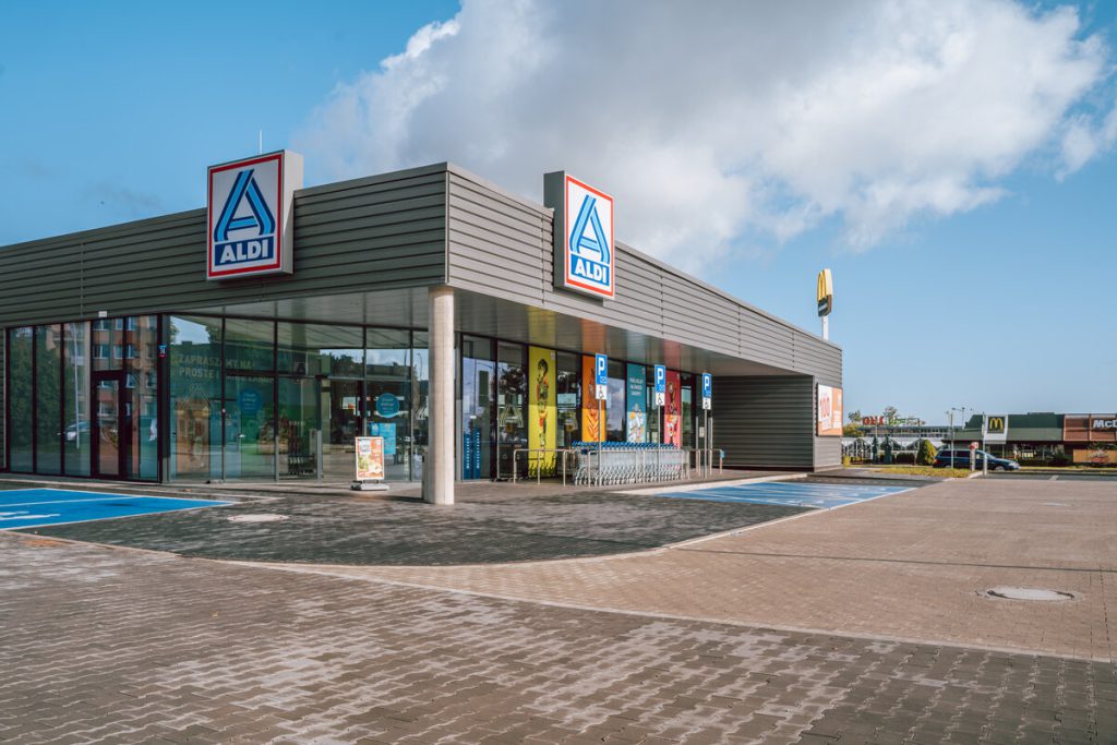 Budynek handlowy sieci ALDI wraz z aranżacją części zewnętrznej inwestycji zlokalizowany w Lubinie.