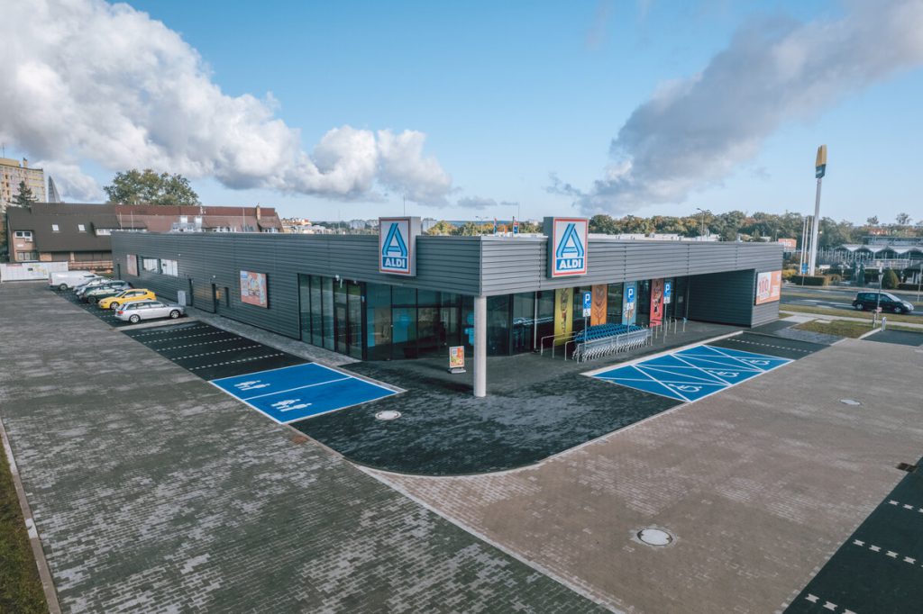 Budynek handlowy sieci ALDI wraz z aranżacją części zewnętrznej inwestycji zlokalizowany w Lubinie.