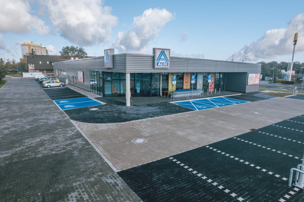 Budynek handlowy sieci ALDI wraz z aranżacją części zewnętrznej inwestycji zlokalizowany w Lubinie.