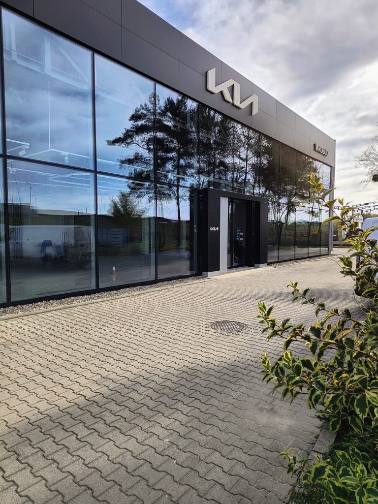 Rozbudowa salonu samochodowego KIA przy ul. Szczecińskiej 7 we Wrocławiu.