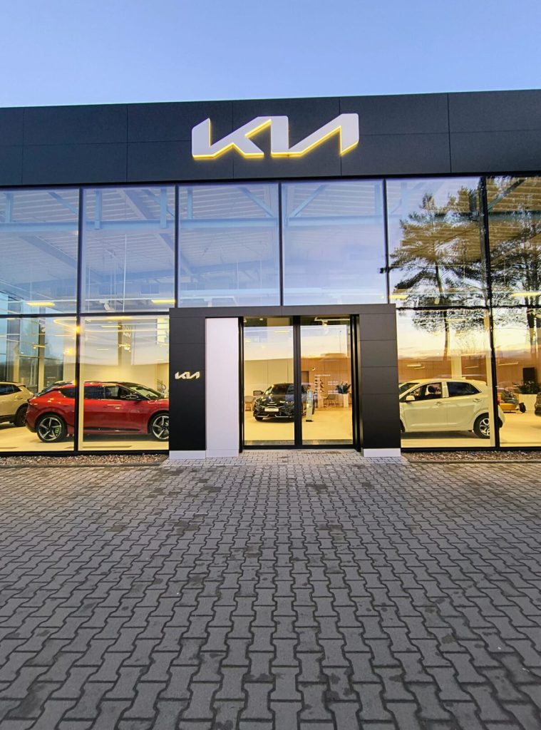 Rozbudowa salonu samochodowego KIA przy ul. Szczecińskiej 7 we Wrocławiu.